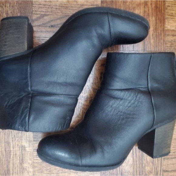Clark's Leather Ankle Boots with zipper back and Rubber Bottom- Size 8M - Picture 15 of 16